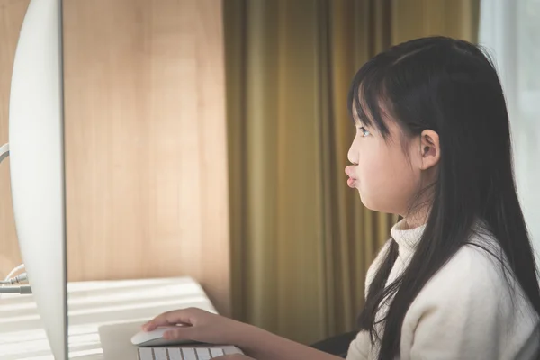Asiática chica usando ordenador —  Fotos de Stock