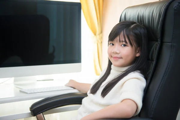 Asian girl using computer — Stock Photo, Image