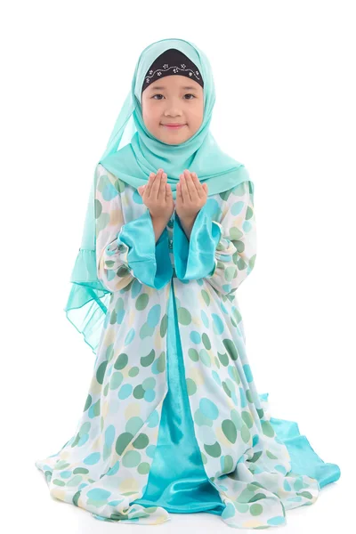 美しいアジアのイスラム教徒の少女の祈り — ストック写真