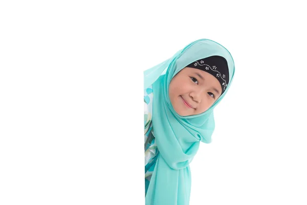 Porträt eines muslimischen Mädchens im Stehen — Stockfoto