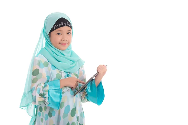 Asian muslim girl holding tablet — Stock Photo, Image