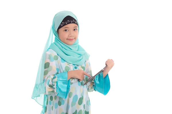 亚洲的穆斯林女孩控股平板电脑 — 图库照片