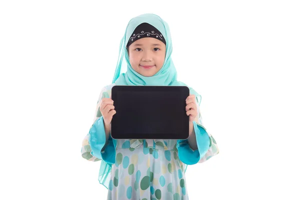 Asiatique musulmane fille tenant tablette — Photo