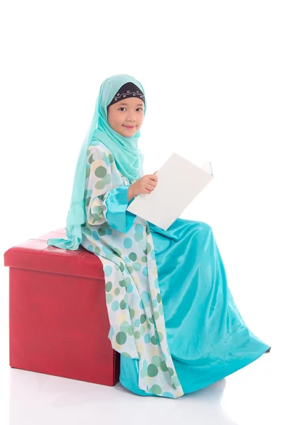 Asiatische muslimische Studentin liest ein Buch — Stockfoto