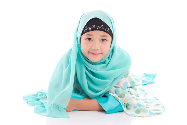 立っているアジアのイスラム教徒の少女の肖像画 — ストック写真