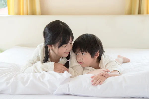 Süße asiatische Kinder lügen — Stockfoto