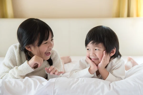 Söta asiatiska barn ljuger — Stockfoto