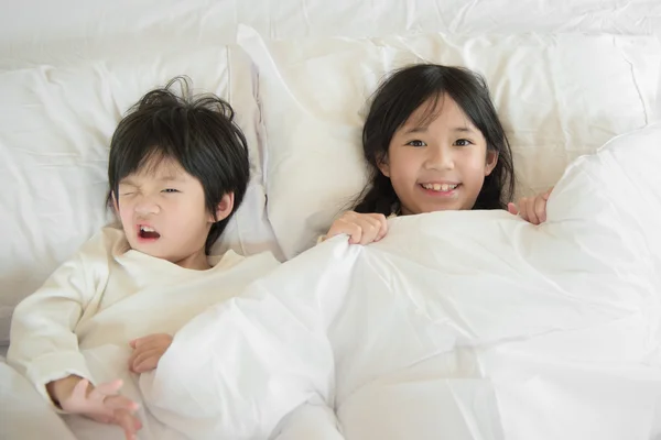 Anak-anak Asia yang lucu bermain di tempat tidur — Stok Foto