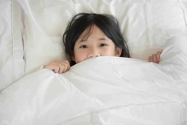 Leuke Aziatische childrplaying op bed — Stockfoto