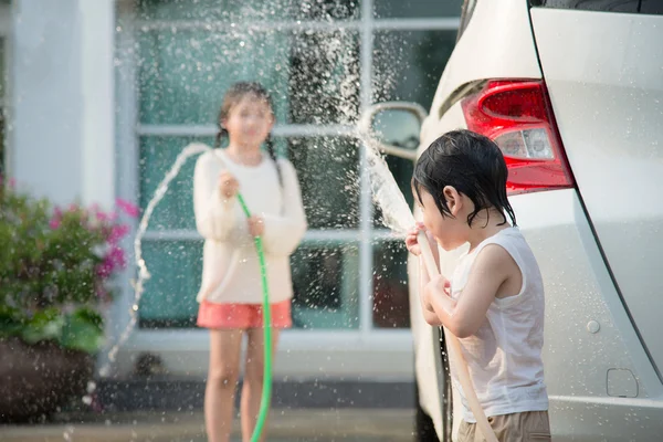 Asiatique enfants lavage de voiture — Photo