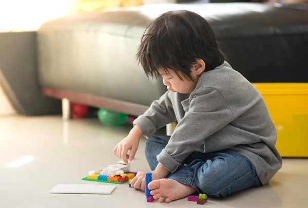 Criança asiática brincando com blocos de construção coloridos — Fotografia de Stock