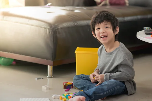 Asiático niño jugando con colorido construcción bloques — Foto de Stock