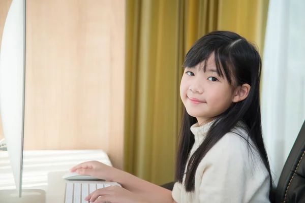 Menina asiática usando computador — Fotografia de Stock