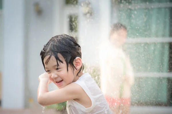 아시아 어린이 자동차를 세척 — 스톡 사진