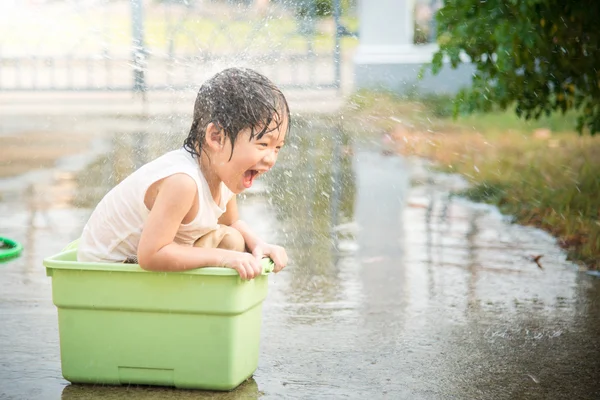 Junge hat Spaß beim Spielen im Wasser — Stockfoto