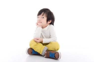 Asyalı çocuk izole beyaz arka plan üzerinde oturan