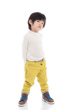 İzole kırmızı taburede oturan sevimli Asya çocuk