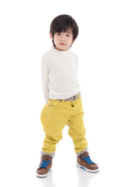 İzole kırmızı taburede oturan sevimli Asya çocuk