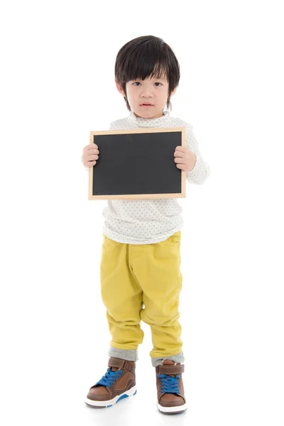 Asiático chico holding negro tablero en blanco fondo aislado —  Fotos de Stock