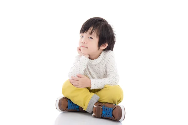 Asiático niño sentado en blanco fondo aislado — Foto de Stock