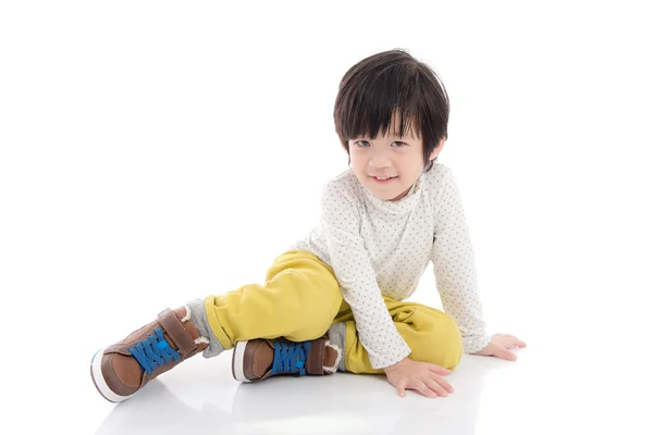 Азіатський хлопчик сидить на білому тлі ізольований — стокове фото