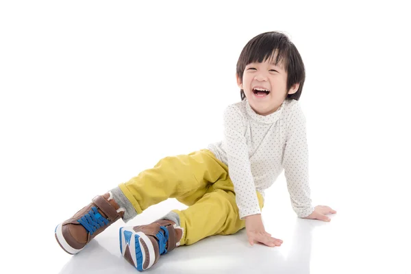 Azjatycki chłopiec siedzi na na białym tle — Zdjęcie stockowe