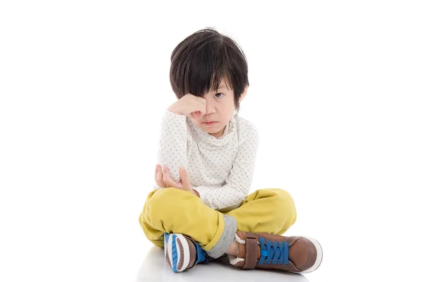 Asiático niño sentado en blanco fondo aislado — Foto de Stock