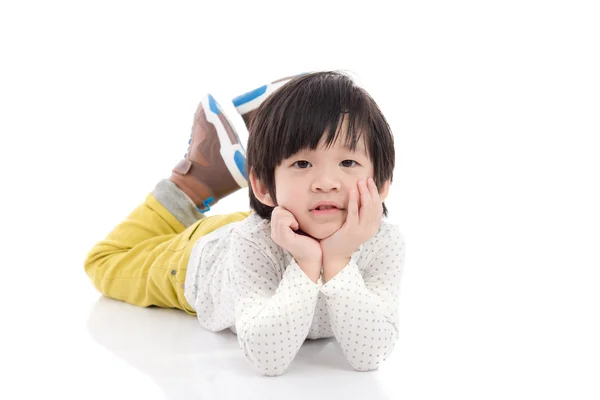 Asyalı çocuk izole beyaz arka plan üzerinde yalan — Stok fotoğraf