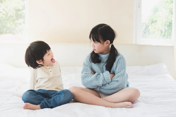 Sister and brother quarreling — Stock Photo, Image