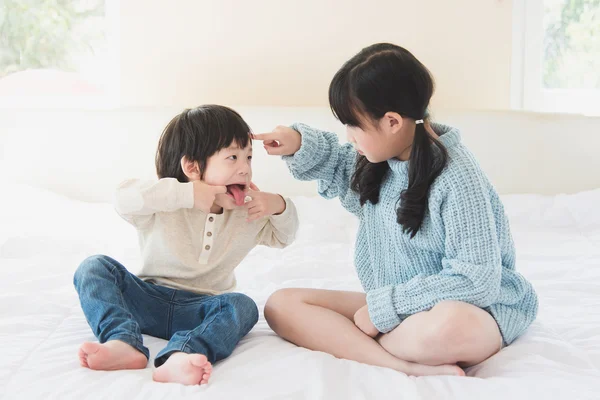 Hermana y hermano peleando — Foto de Stock