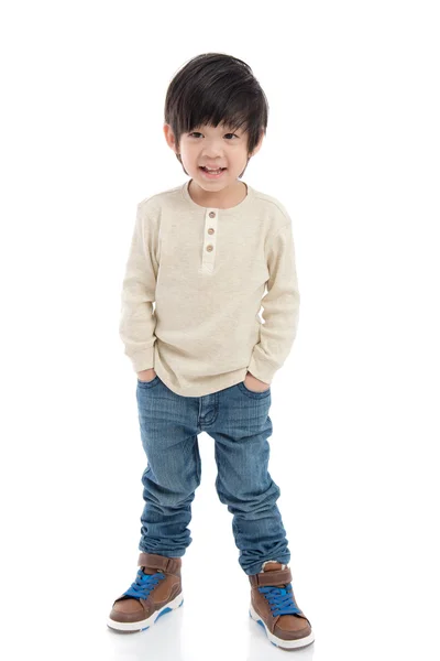 分離に立っているかわいいアジアの男の子 — ストック写真