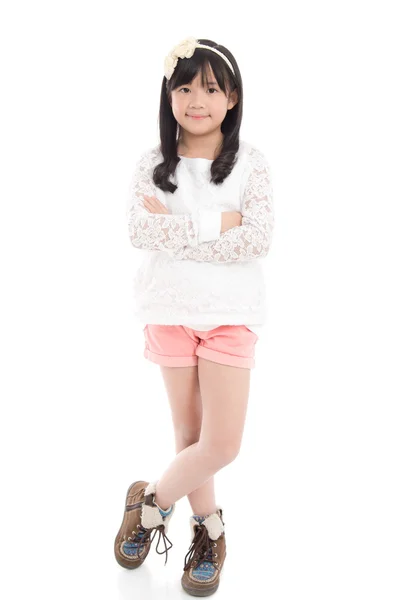 Menina asiática de pé no fundo branco isolado — Fotografia de Stock