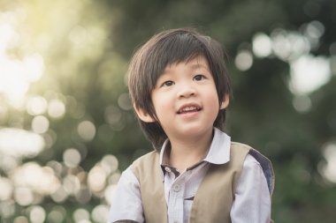 Mutlu Asyalı çocuk açık yakın çekim