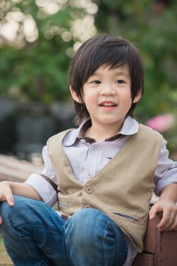 Mutlu Asyalı çocuk yakın çekim 