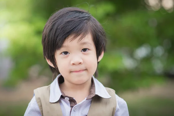 Asiatische Junge lächelnd und Blick auf Kamera Porträt — Stockfoto