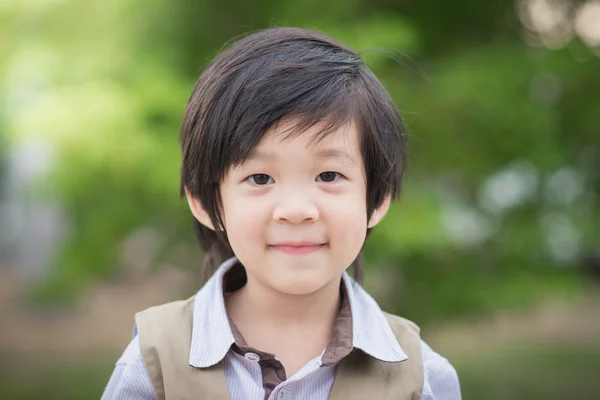 Asiatische Junge lächelnd und Blick auf Kamera Porträt — Stockfoto