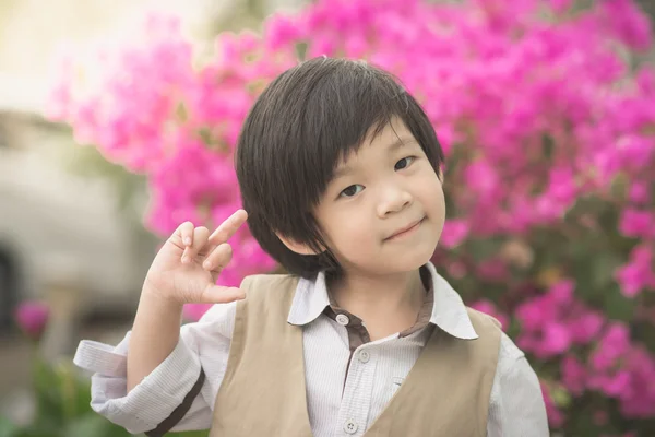 Şirin Asyalı çocuk gösteren orta parmak Park — Stok fotoğraf