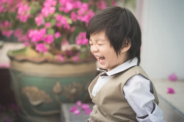 Nahaufnahme Porträt eines Jungen lacht — Stockfoto