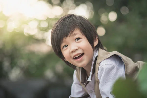 幸せなアジア子供屋外のクローズ アップ — ストック写真
