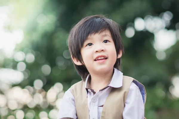 Gros plan de heureux asiatique enfant — Photo