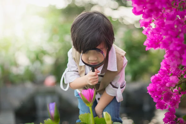 Jongen met Vergrootglas buitenshuis — Stockfoto