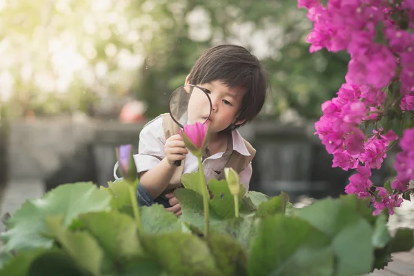 Jongen met Vergrootglas buitenshuis — Stockfoto