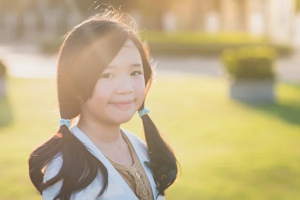 Close up de bela menina asiática ao ar livre — Fotografia de Stock