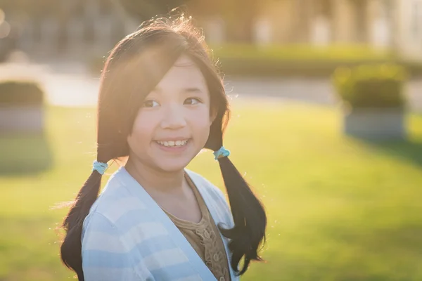 Närbild på vacker asiatisk tjej utomhus — Stockfoto