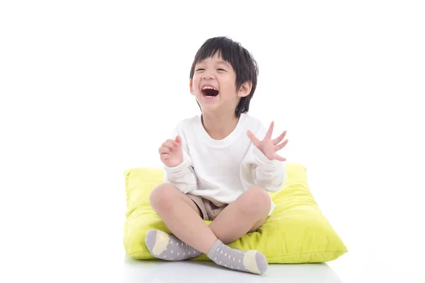 앉아 행복 한 아시아 소년 — 스톡 사진