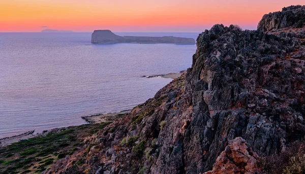 Sunset view of Gramvousa islet behind the rocky hills of Balos beach area, Crete, Greece. — стоковое фото