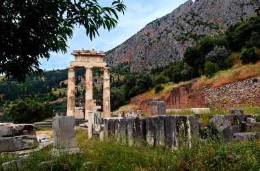 Yunanistan 'ın Delphi kentinde antik Yunan tanrıçası Athena Pronaia' nın kalıntıları. Doric sütunları. UNESCO Dünya Mirası.