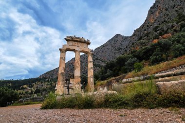 Yunanistan 'ın Delphi kentinde antik Yunan tanrıçası Athena Pronaia' nın kalıntıları. Kutsal Parnassos Dağı 'nda üç Doric sütunu. UNESCO Dünya Mirası.