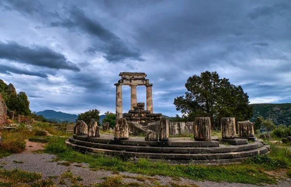 Ruiny Tholos starożytnej greckiej bogini Ateny Pronai w Delphi, Grecja. Krąg części i przywrócone kolumny Doric. Lista światowego dziedzictwa UNESCO — Zdjęcie stockowe