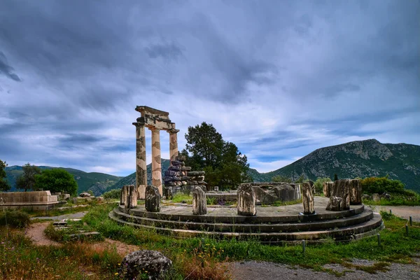 Ruiny Tholos starożytnej greckiej bogini Ateny Pronai w Delphi, Grecja. Części i odrestaurowane kolumny Dorica. Lista światowego dziedzictwa UNESCO. Widok boczny — Zdjęcie stockowe